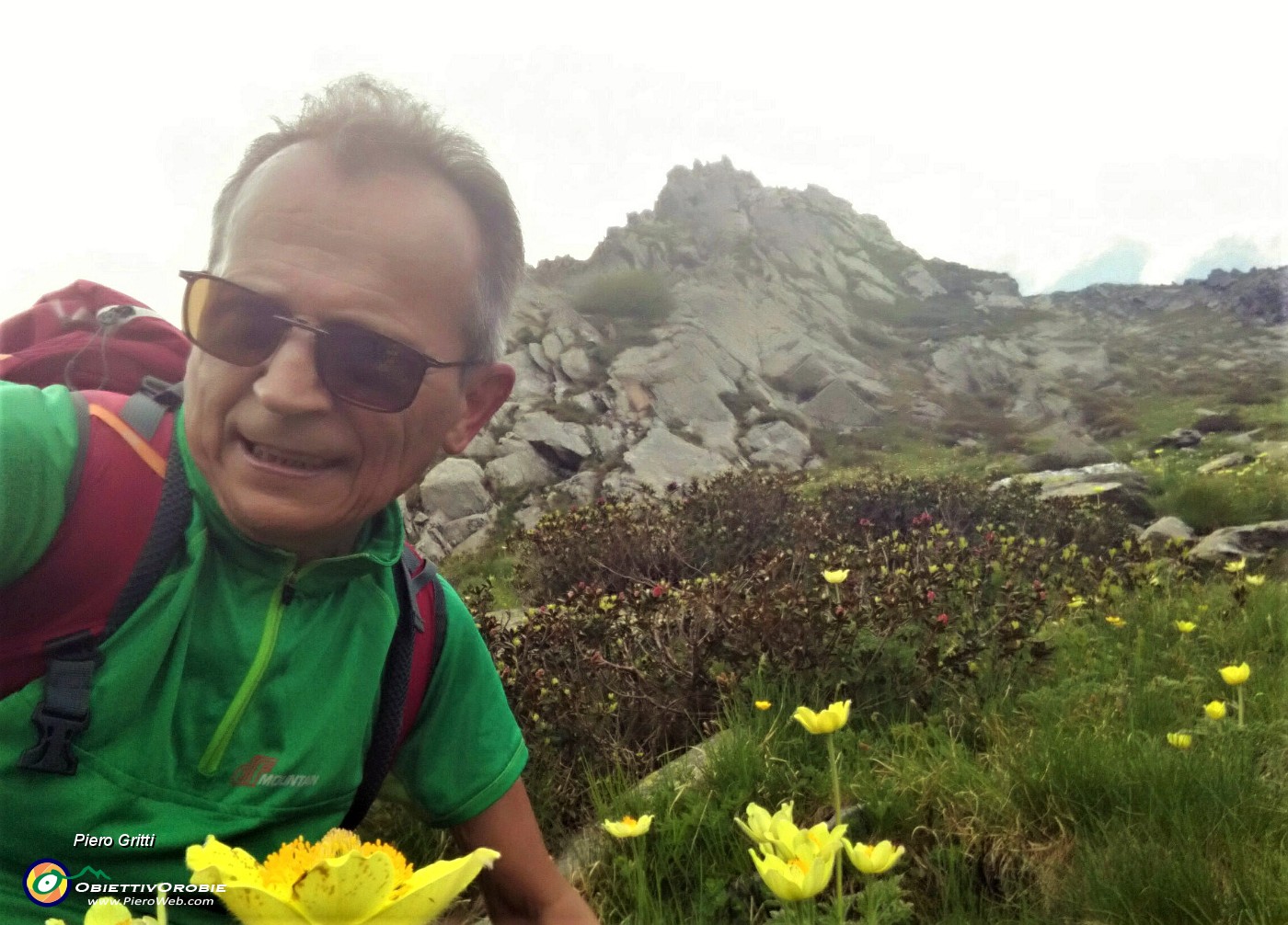 53 Salendo il ripido valloncello fiorito per il Pizzo Scala.jpg